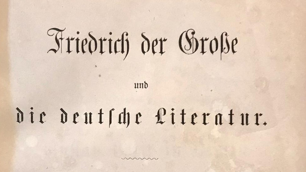 "Friedrich der Große und die deutsche Literatur" steht auf Papier geschrieben.