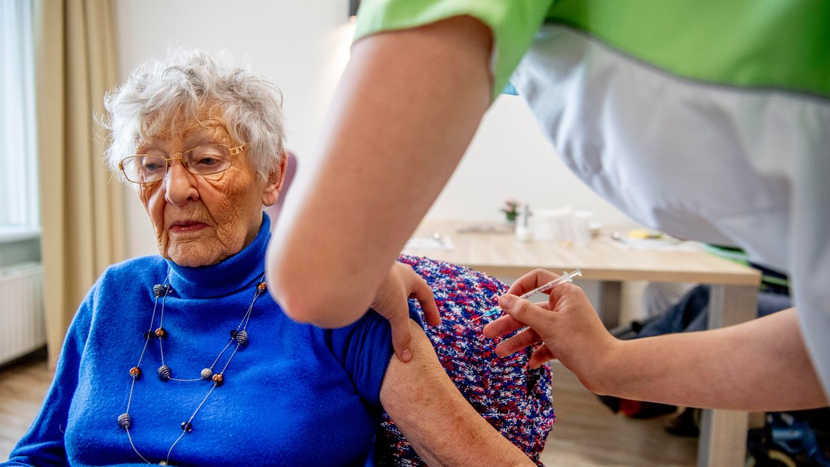 Symbolbild: Eine ältere Dame wird in einem Pflegeheim gegen das Coronavirus geimpft.