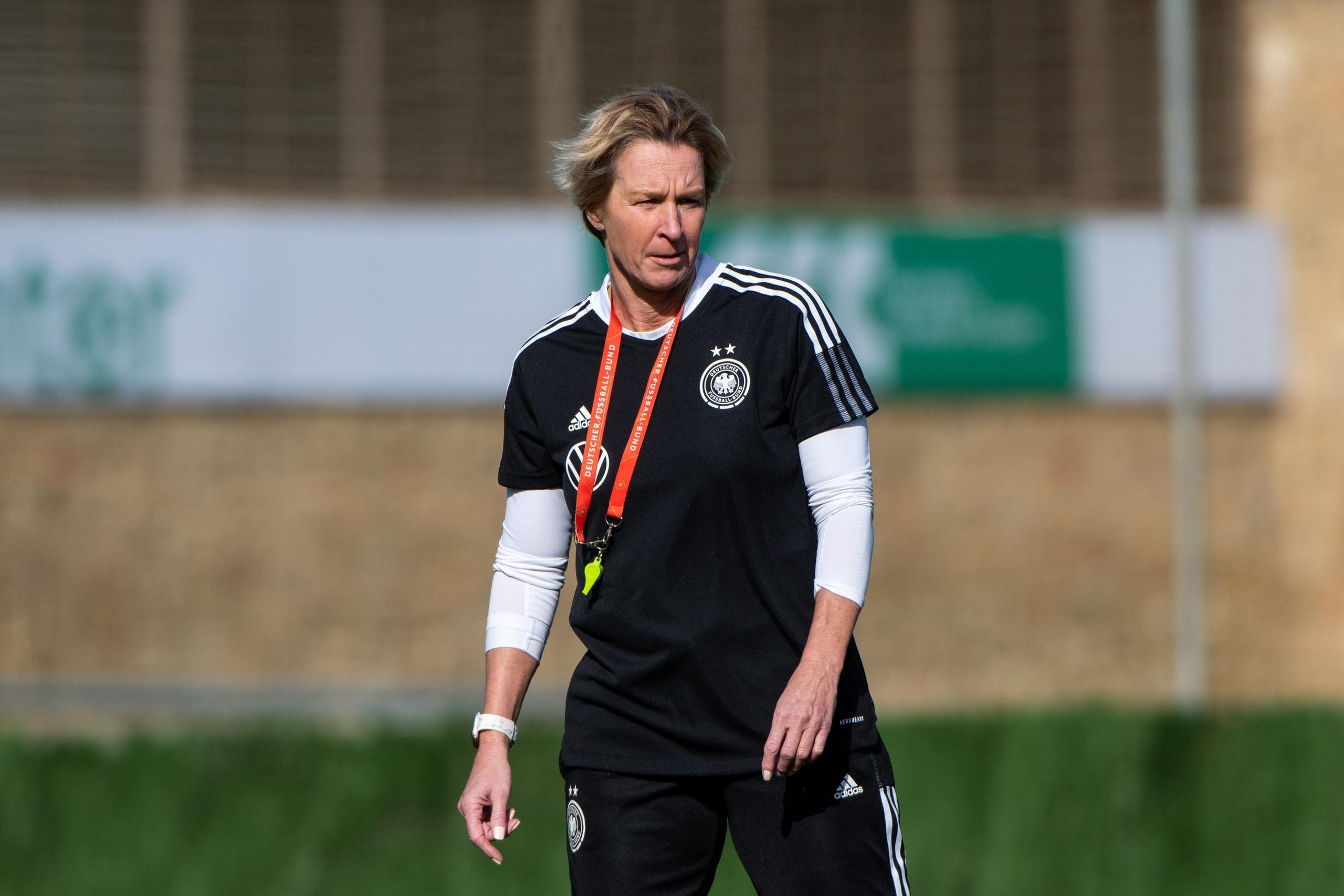 Bundestrainerin Martina Voss-Tecklenburg leitet das Training. 