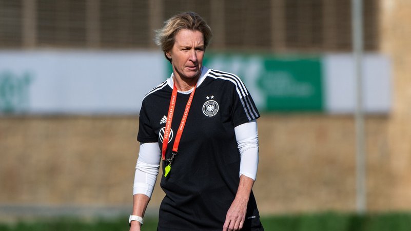 Bundestrainerin Martina Voss-Tecklenburg leitet das Training. 