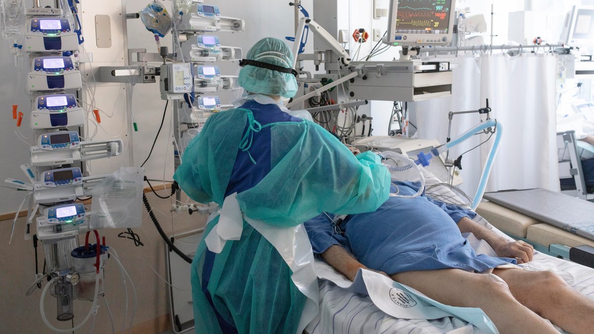 Behandlung eines Covid-Patienten auf einer Intensivstation in Bayern