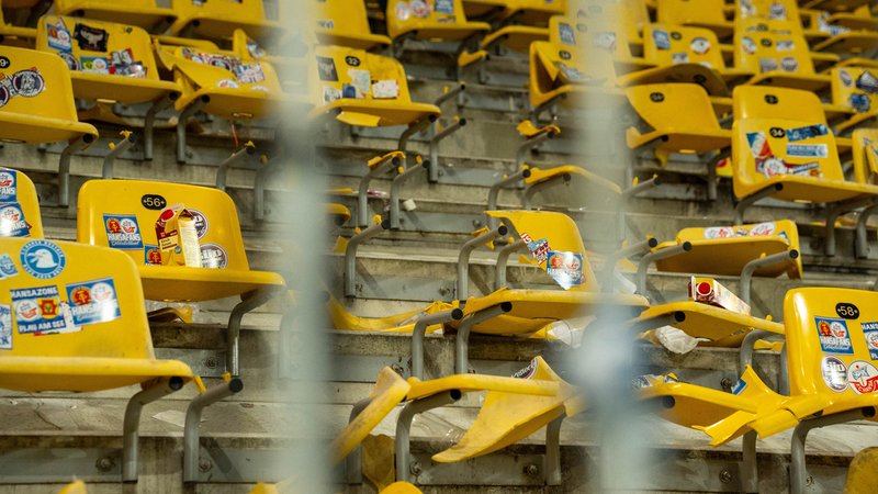 Kaputtgetretene Sitze im Aachener Stadion nach dem Besuch von Fans von Hansa Rostock | Bild: picture alliance / Eibner-Pressefoto | Eibner-Pressefoto/Justin Derondeau Kaputtgetretene Sitze im Aachener Stadion nach dem Besuch von Fans von Hansa Rostock