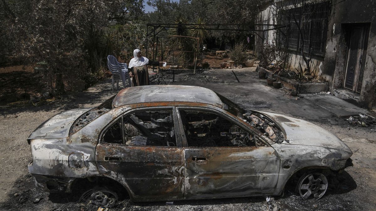 (Archivbild) Eine palästinensische Frau steht neben ihrem abgebrannten Haus, das von Siedlern in Brand gesteckt worden war. Die EU beschloss heute erstmals Sanktionen gegen radikale israelische Siedler. 