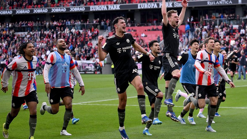 FC Bayern jubelt in Freiburg | Bild: picture-alliance / dpa FC Bayern jubelt in Freiburg