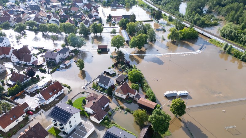 Hohe Sachschäden, Evakuierungen, Feuerwehren, THW und Rettungsdienste im Dauereinsatz: Anfang Juni kam das Hochwasser über Bayern. Und jetzt? Wie geht es weiter in den betroffenen Gebieten? | Bild: dpa-Bildfunk/Sven Hoppe Hohe Sachschäden, Evakuierungen, Feuerwehren, THW und Rettungsdienste im Dauereinsatz: Anfang Juni kam das Hochwasser über Bayern. Und jetzt? Wie geht es weiter in den betroffenen Gebieten?
