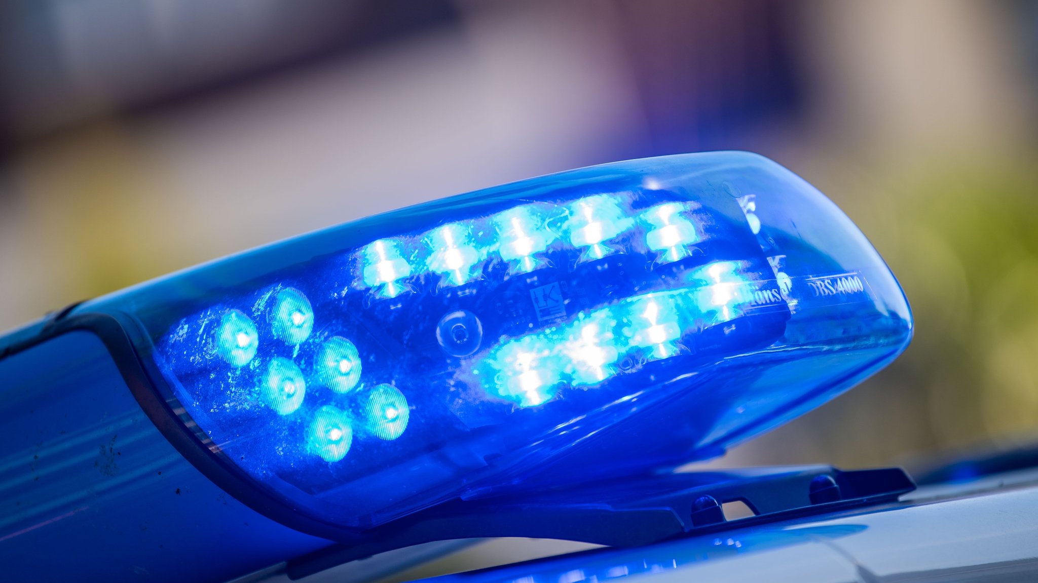 Blaulicht auf Einsatzwagen der Polizei (Symbolbild) | Bild: dpa-Bildfunk/Lino Mirgeler Blaulicht auf Einsatzwagen der Polizei (Symbolbild)