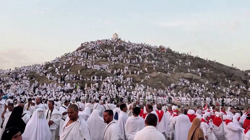 Mehr als 1,5 Millionen Muslime haben trotz sengender Hitze den Berg Arafat in Saudi-Arabien erklommen. | Bild: BR Mehr als 1,5 Millionen Muslime haben trotz sengender Hitze den Berg Arafat in Saudi-Arabien erklommen.