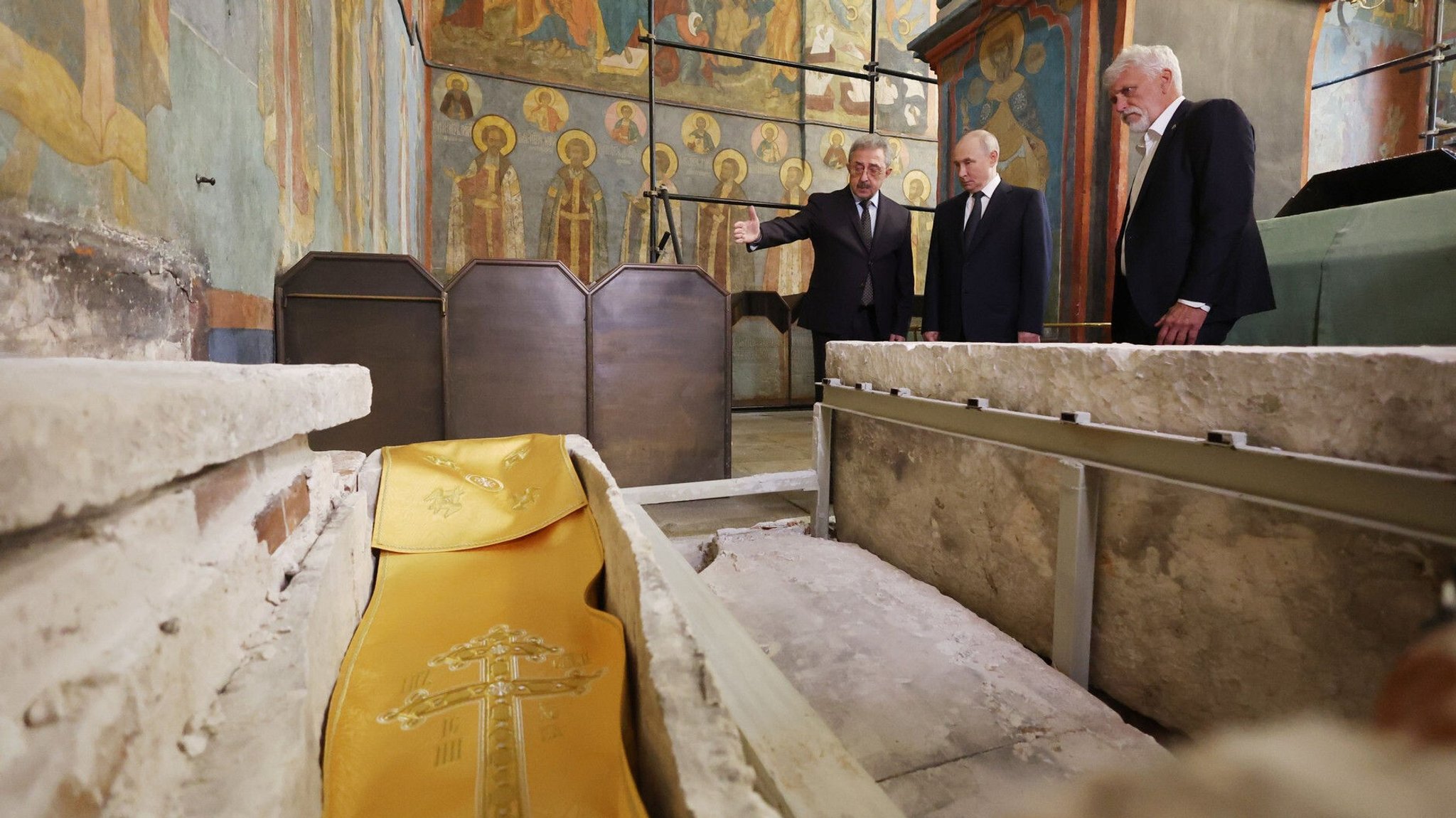 Archäologen erklären dem russischen Präsidenten die Ausgrabung