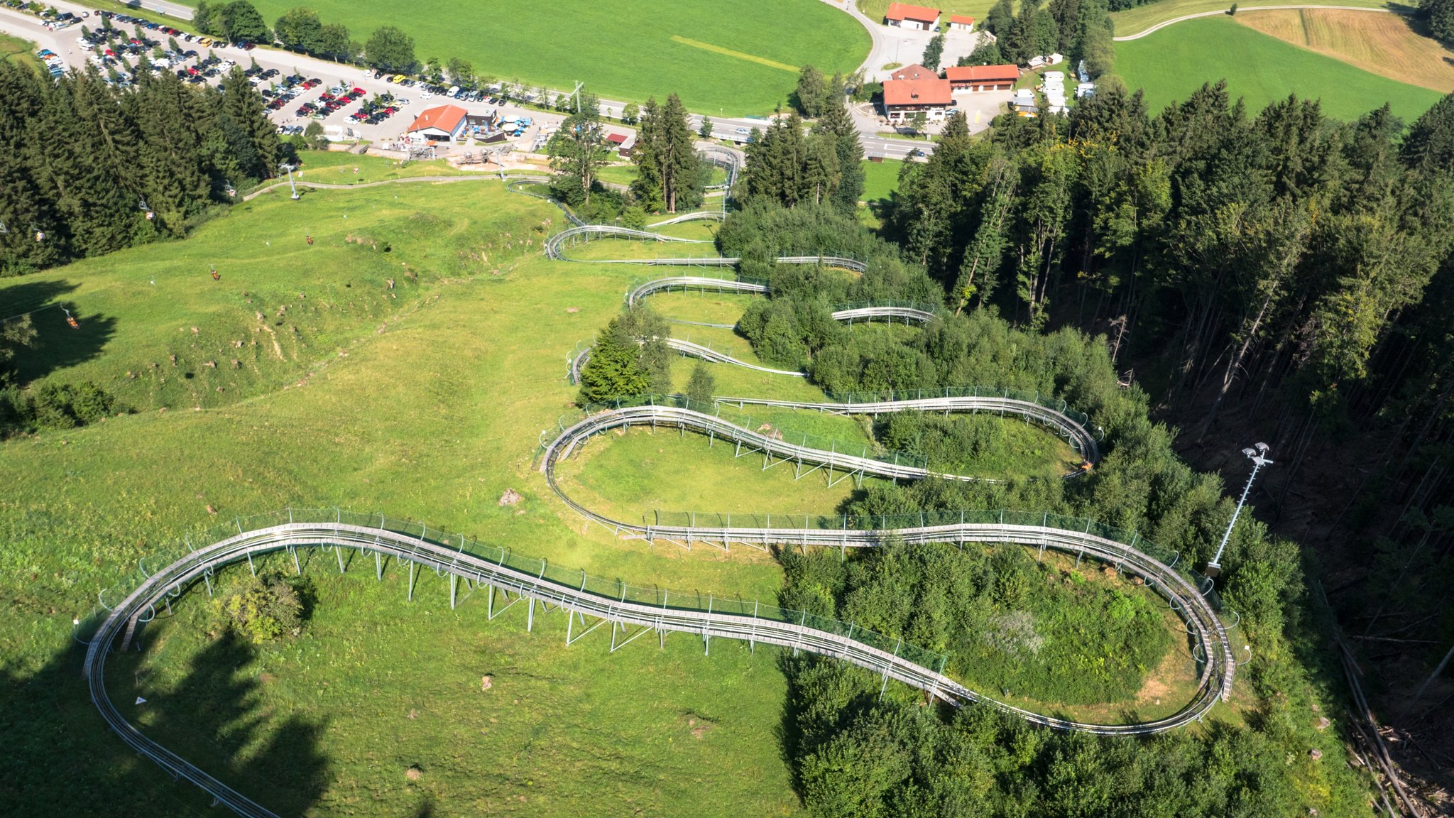 Die längste Sommerrodelbahn Deutschlands steht im Allgäu. 