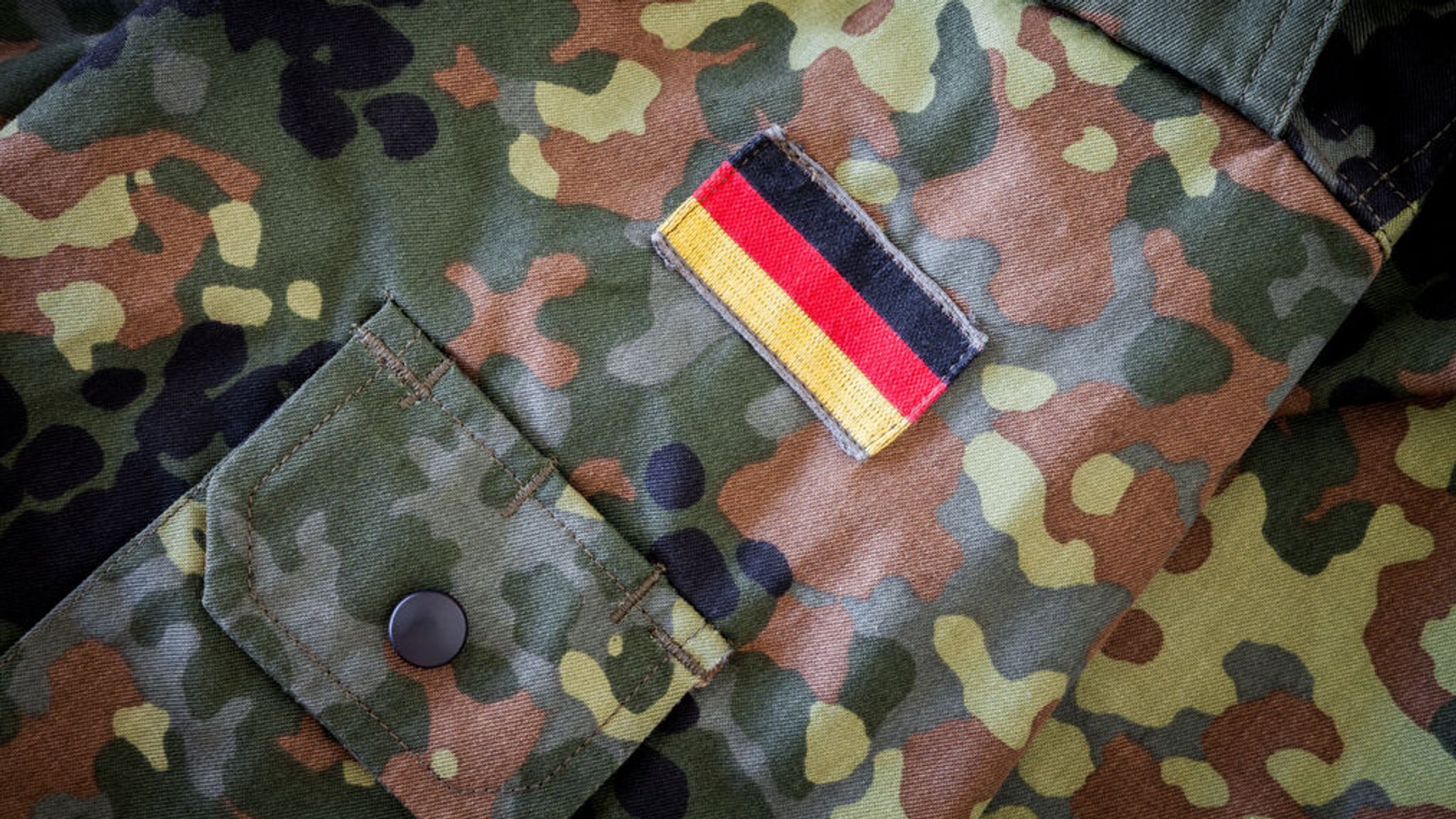 Aufgenähte Deutschland Flagge auf dem Ärmel einer Uniformjacke.