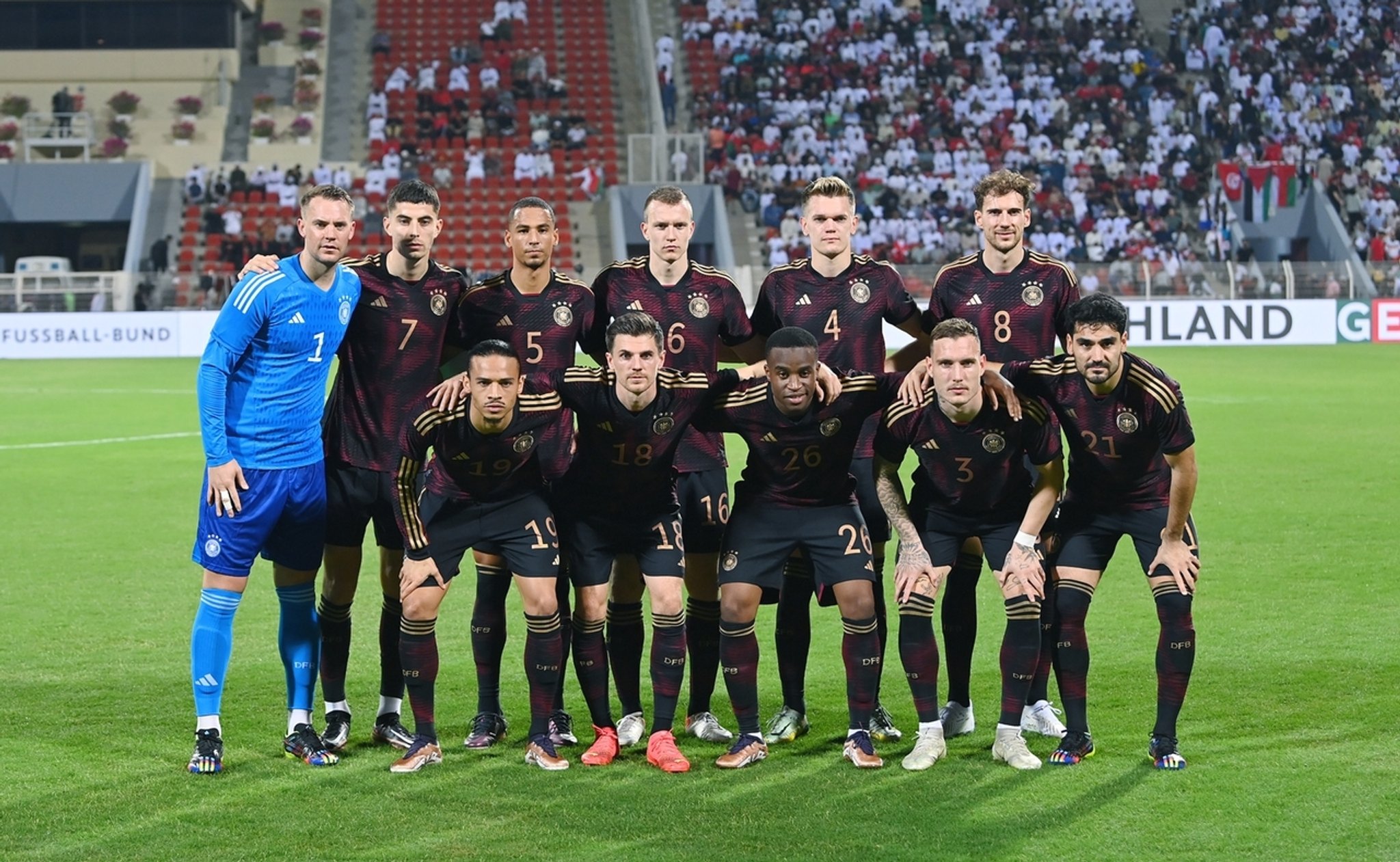 Mannschaftsbild Deutschland; Torwart Manuel Neuer, Kai Havertz, Thilo Kehrer, Lukas Klostermann, Matthias Ginter, Leon Goretzka (hinten v.li) Leroy Sane, Jonas Hofmann, Youssoufa Moukoko, David Raum und Ilkay Guendogan (vorn v.li.) - Aufnahme vom Testspiel am 16. November 2022, Stadion in Oman.