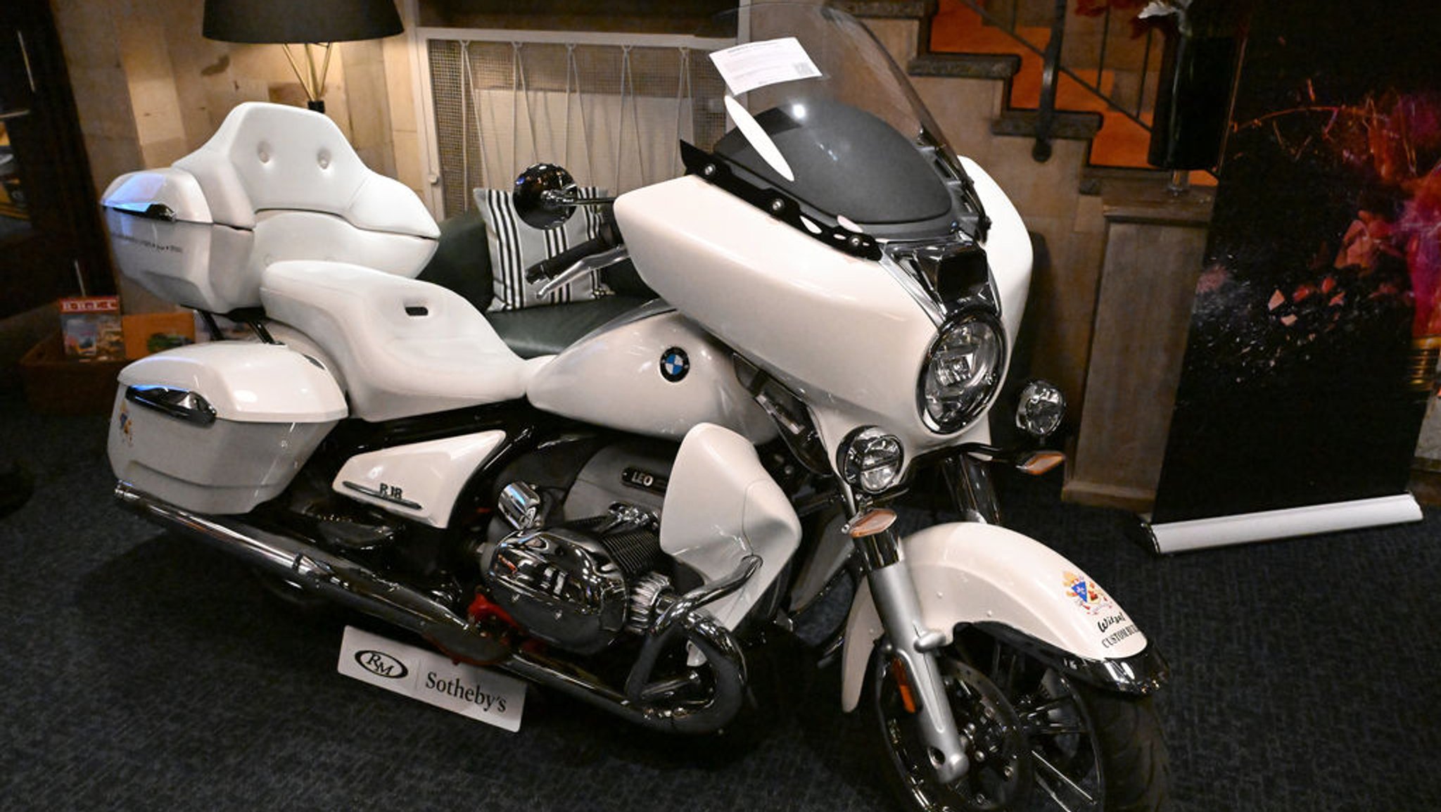 ARCHIV - 08.10.2025, Bayern, München: Ein Motorrad 2024 BMW R 18 Transcontinental, unterschrieben von Papst Leo XIV am September 2025, ist im Drivers & Business Club ausgestellt. Alle dort gezeigten Autos werden am 18. Oktober in der Motorworld München über RM Sotheby versteigert. (zu dpa: «Signiertes «Papst-Motorrad» wird versteigert») Foto: Felix Hörhager/dpa +++ dpa-Bildfunk +++