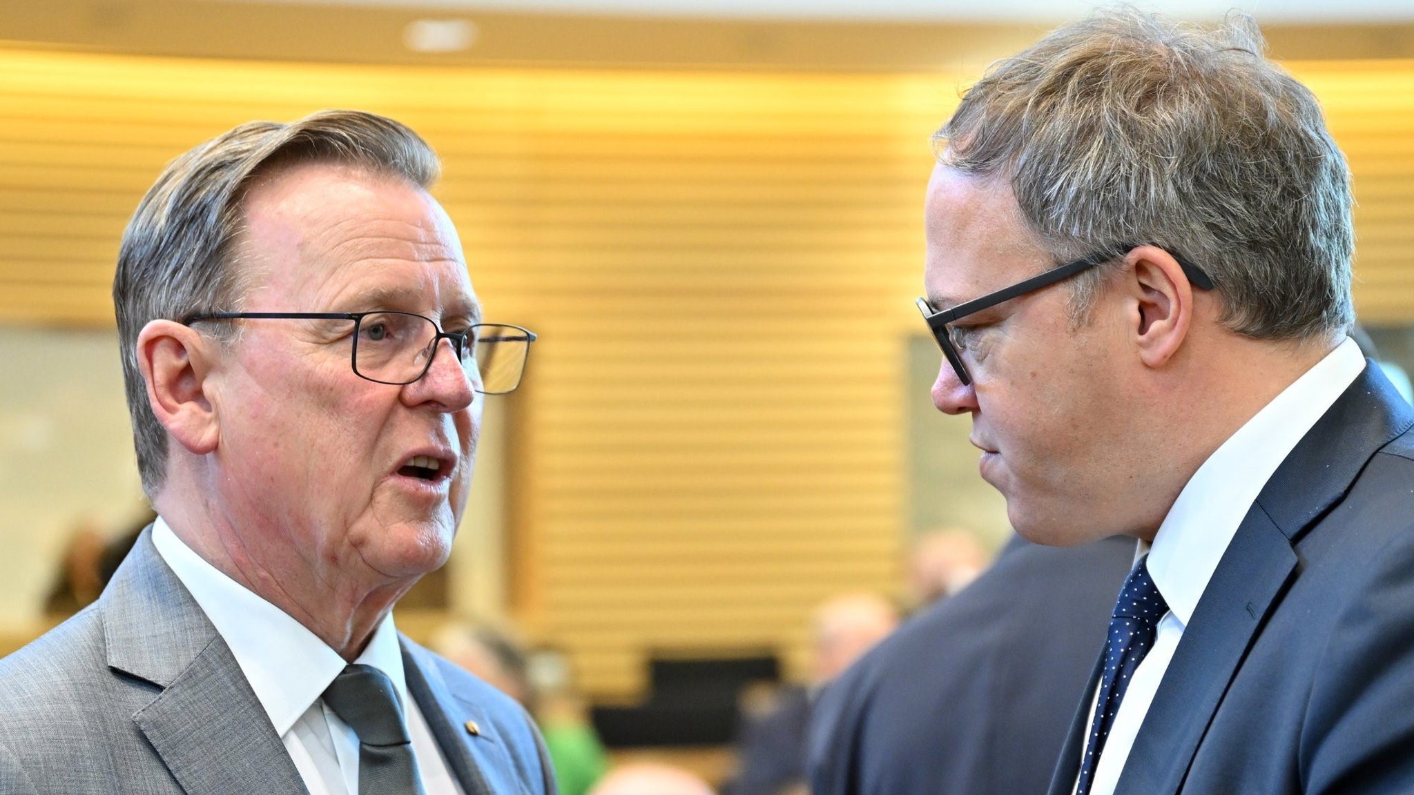 Bodo Ramelow (l., Die Linke), und Mario Voigt (r., CDU) sprechen miteinander (Archivbild)