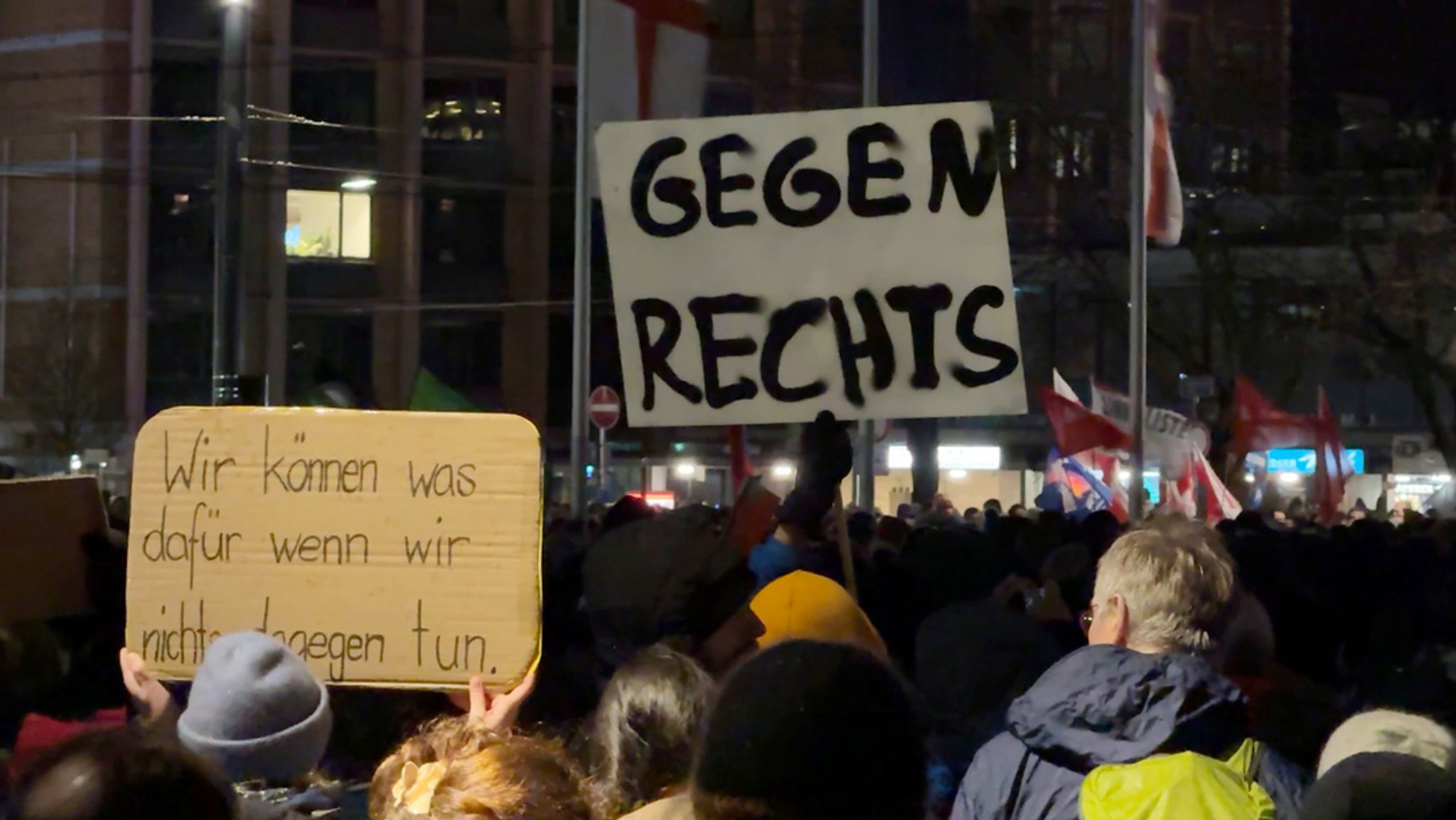 Menschen auf Demonstration halten Schild hoch mit der Aufschrift "Gegen rechts".