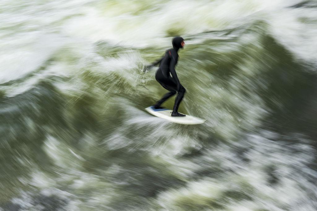 Surfer auf dem Eisbach im Winder