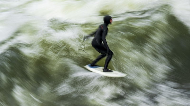 Surfer auf dem Eisbach im Winder