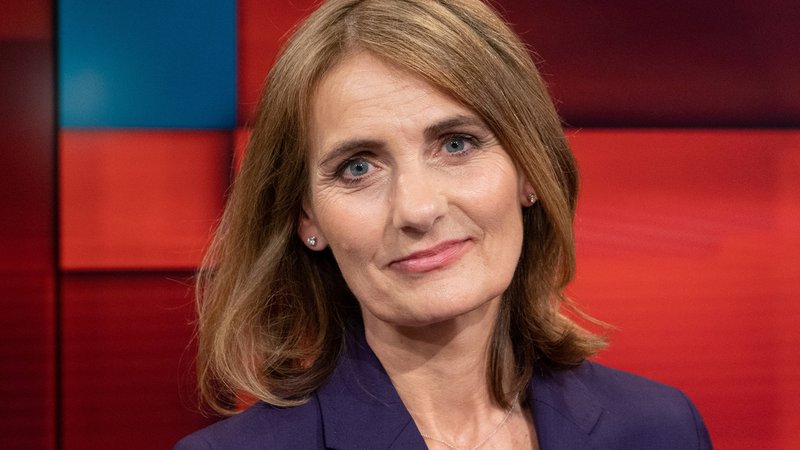 Portrait von Katja Gloger vor der Sendung "Hart aber Fair" | Bild: picture alliance / SvenSimon | Malte Ossowski/SVEN SIMON Portrait von Katja Gloger vor der Sendung "Hart aber Fair"