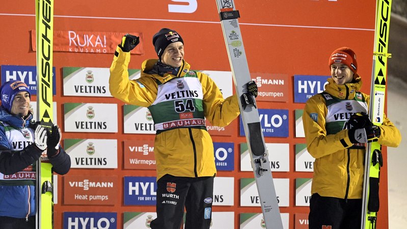 Andreas Wellinger (Mitte) jubelt über seinen Weltcup-Sieg | Bild: picture-alliance/dpa Andreas Wellinger (Mitte) jubelt über seinen Weltcup-Sieg