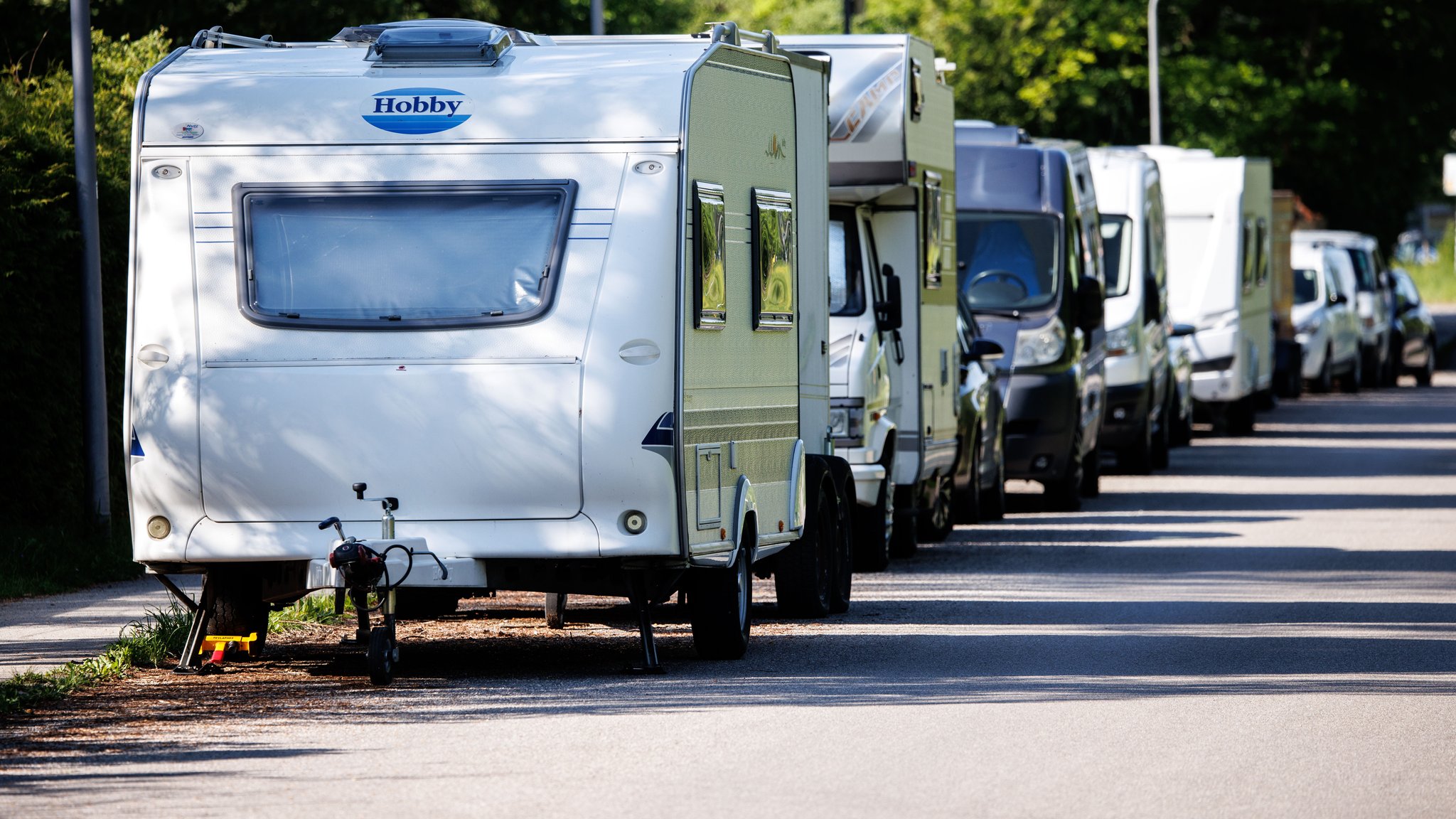 Geparkte Wohnanhänger stehen am Straßenrand in München | Bild: picture alliance / dpa | Matthias Balk Geparkte Wohnanhänger stehen am Straßenrand in München