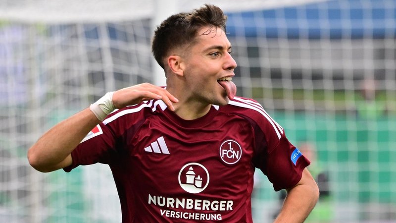 Nürnbergs Stefanos Tzimas beim Derby in Fürth | Bild: picture-alliance/dpa Nürnbergs Stefanos Tzimas beim Derby in Fürth