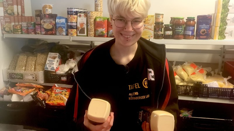 Elion Pruksch steht vor einem Lebensmittelregal. | Bild: BR/Tobias Burkert Elion Pruksch steht vor einem Lebensmittelregal.