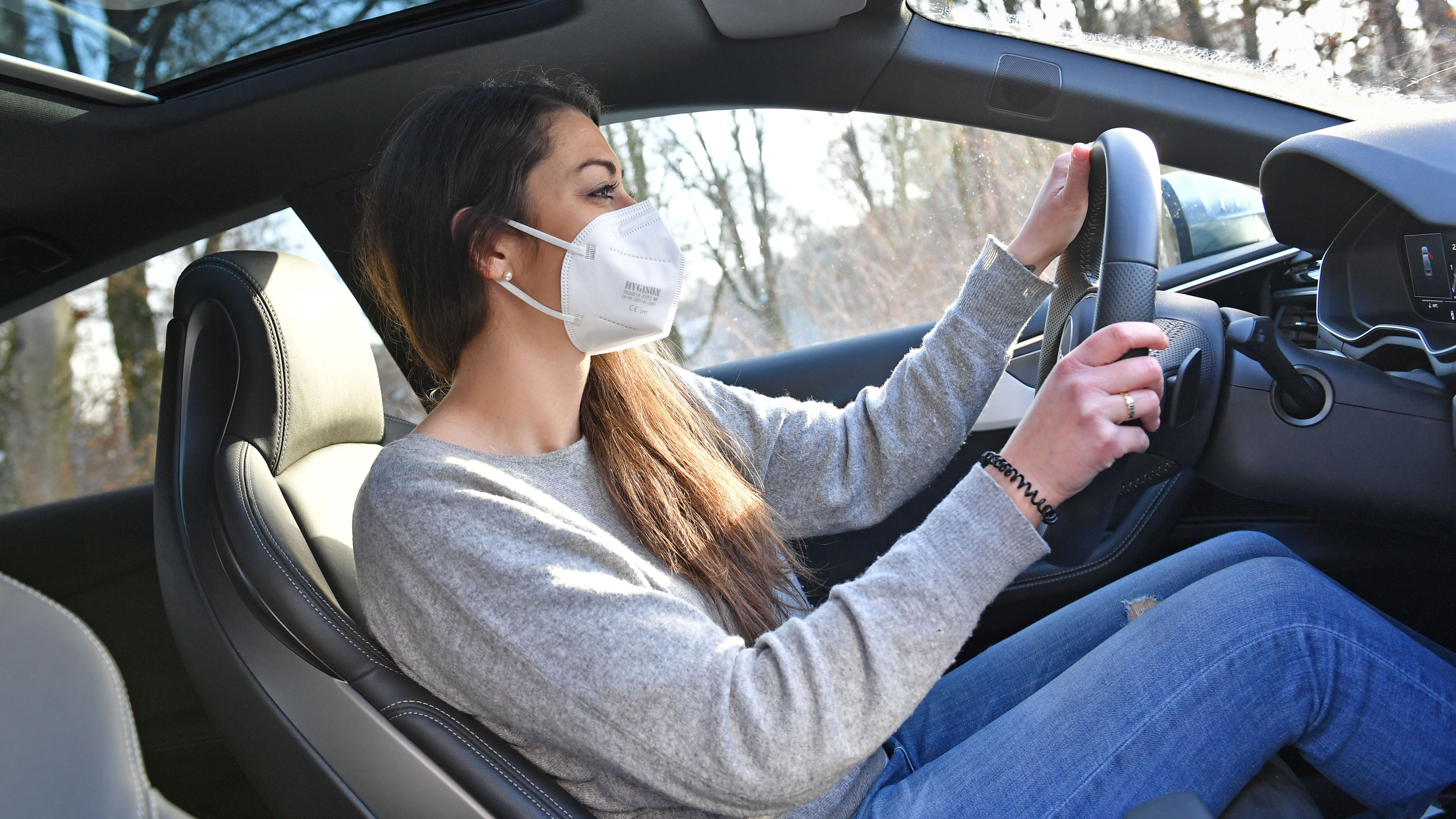 FFP2 Maske ist im Auto Pflicht - Diesen Inhalt müssen Autofahrer