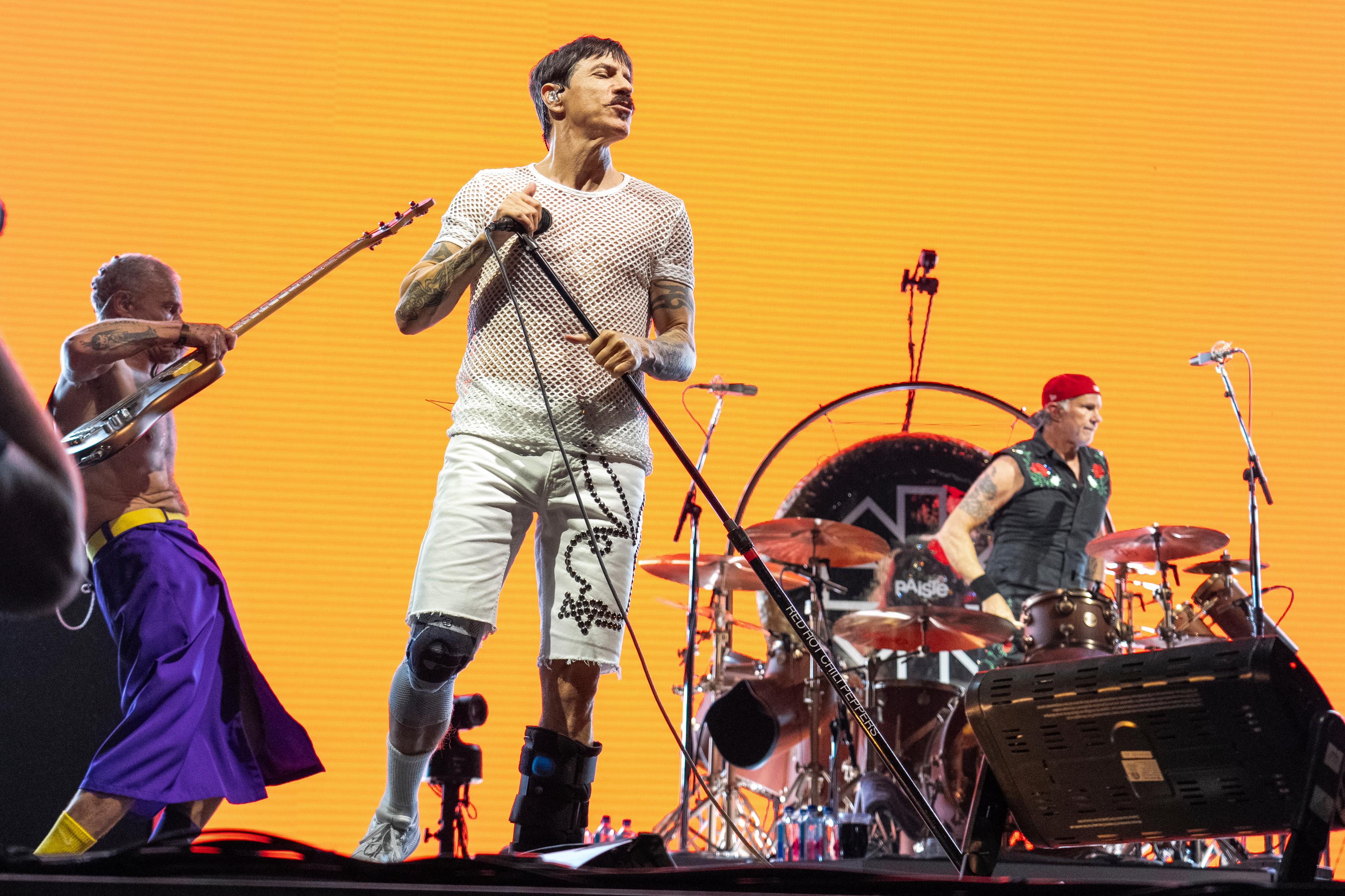 Sänger Anthony Kiedis und die Red Hot Chili Peppers bei einem Liveauftritt im Sommer 2024