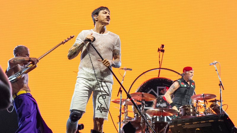 Sänger Anthony Kiedis und die Red Hot Chili Peppers bei einem Liveauftritt im Sommer 2024 | Bild: picture alliance / Amy Harris/Invision/AP | Amy Harris Sänger Anthony Kiedis und die Red Hot Chili Peppers bei einem Liveauftritt im Sommer 2024