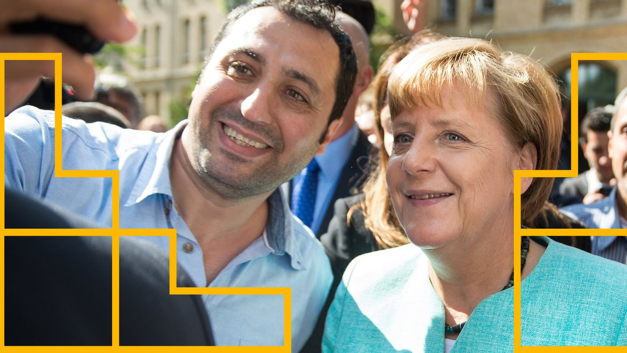 Bundeskanzlerin Angela Merkel (CDU) lässt sich am 10.09.2015 in Berlin mit einem Flüchtling für ein Selfie fotografieren. Bundeskanzlerin Angela Merkel (CDU) läasst sich am 10.09.2015 für ein Selfie zusammen mit einem Flüchtling fotografieren. 