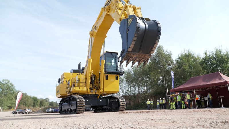 Kettenfahrzeug wird im Hirschauer Tagebau in Betrieb genommen | Bild: BR Kettenfahrzeug wird im Hirschauer Tagebau in Betrieb genommen