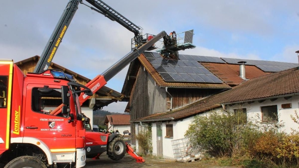 Die Feuerwehr löscht den Schwelbrand im Bereich der Photovoltaikanlage