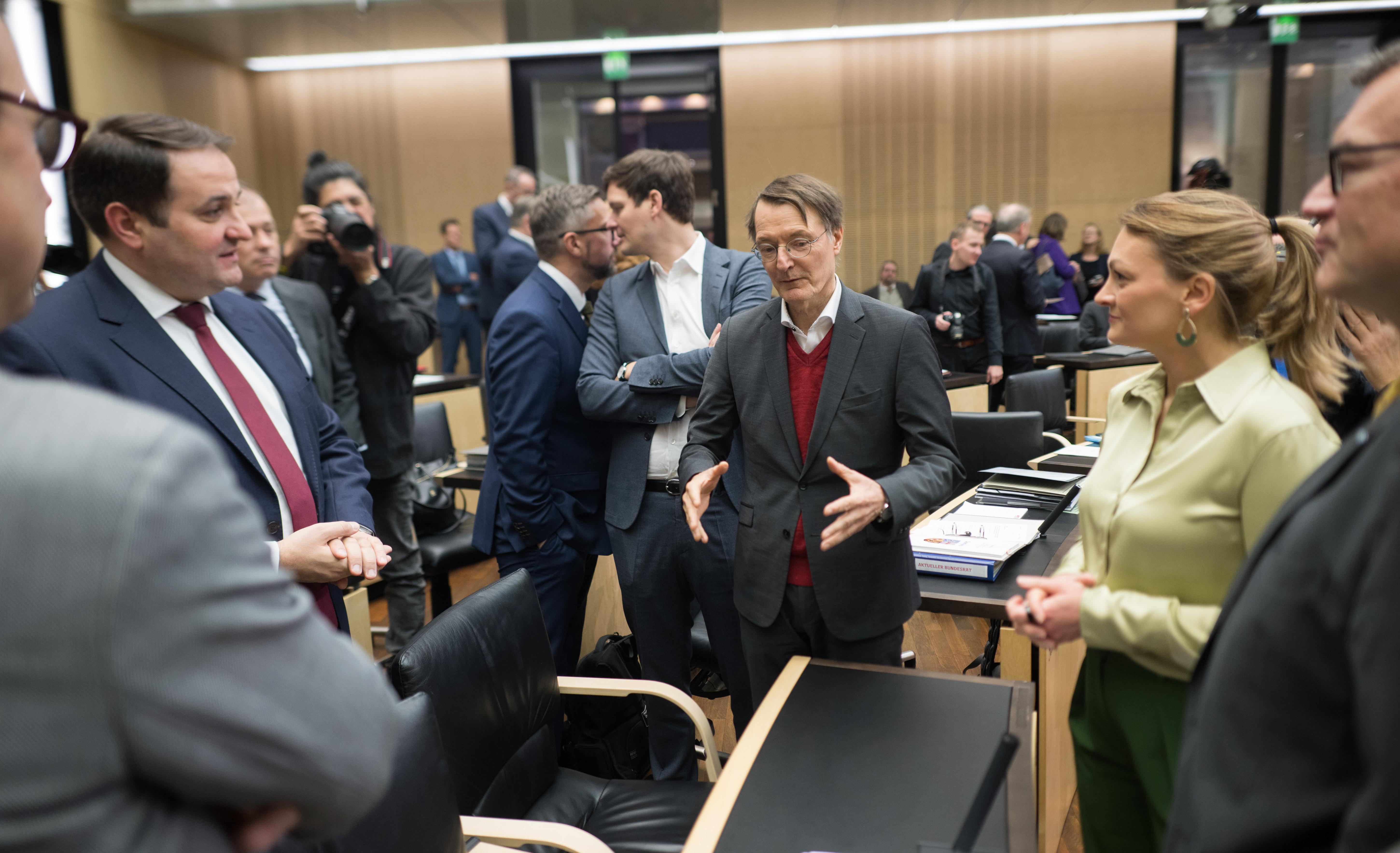 Judith Gerlach, die Gesundheitsministerin von Bayern, hört vor der Plenarsitzung des Bundesrates Karl Lauterbach, dem Bundesminister für Gesundheit zu.