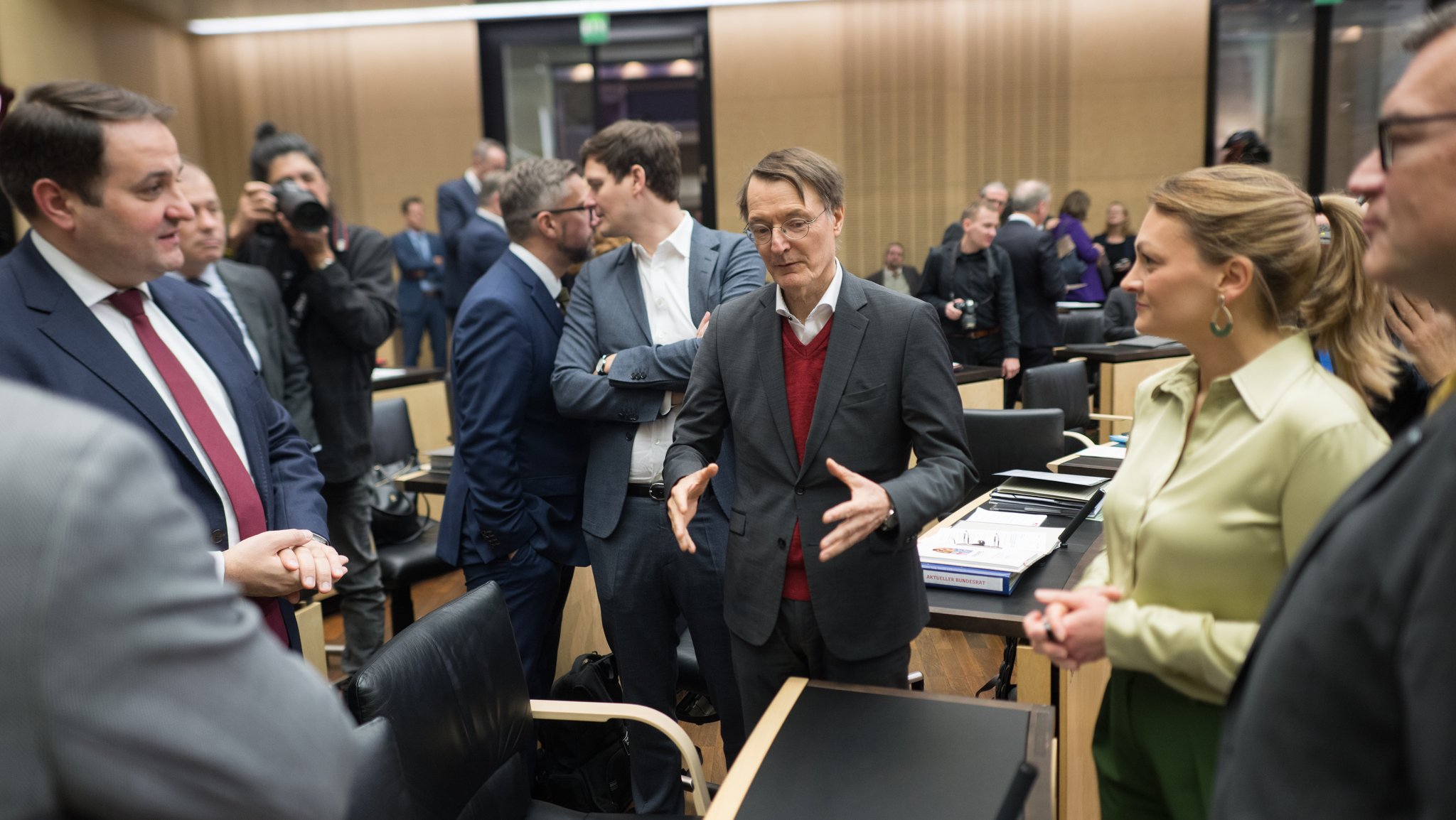 Judith Gerlach, die Gesundheitsministerin von Bayern, hört vor der Plenarsitzung des Bundesrates Karl Lauterbach, dem Bundesminister für Gesundheit zu.