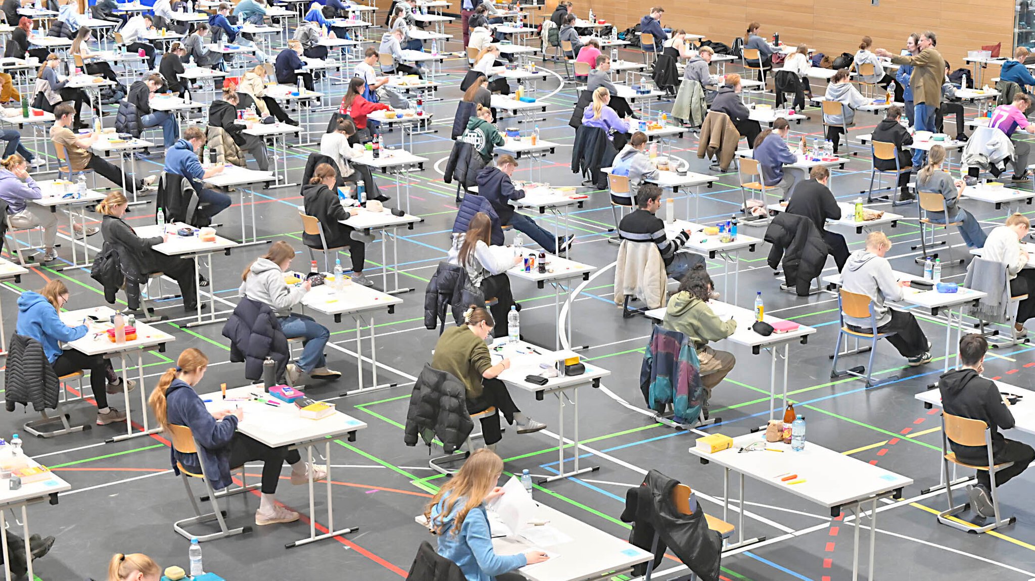 Symbolbild: Viele Realschülerinnen und Realschüler schreiben ihre Abschlussprüfungen bei der Hitze in Turnhallen. | Bild: picture alliance / SZ Photo | Claus Schunk Symbolbild: Viele Realschülerinnen und Realschüler schreiben ihre Abschlussprüfungen bei der Hitze in Turnhallen.