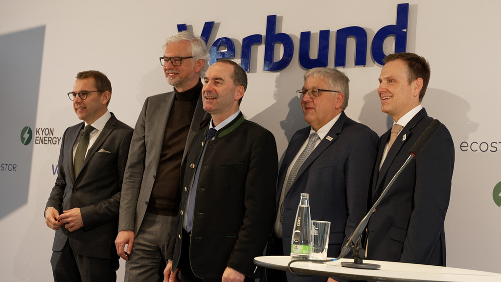 Wirtschaftsminister Hubert Aiwanger  mit Verantwortlichen der Batteriespeicherkette Nordbayern
