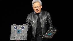 Nvidia-Chef Jensen Huang zeigt die neuen Chips | Bild:picture alliance / Eric Risberg