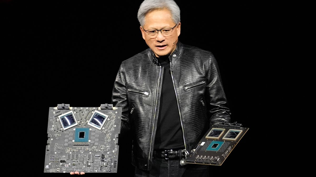 Nvidia-Chef Jensen Huang zeigt die neuen Chips