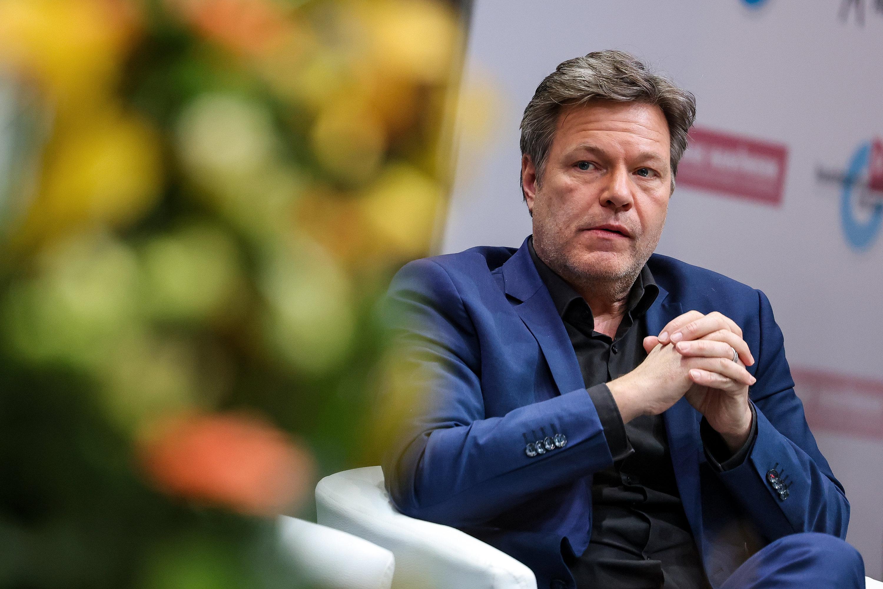 Bundeswirtschaftsminister Robert Habeck (Bündnis 90/Die Grünen) bei einer Gesprächsrunde auf dem Handwerkspolitischen Forum Ost in Leipzig.