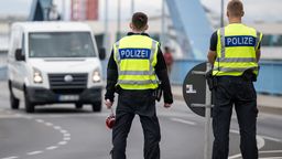 Grenzkontrolle mit zwei Polizeibeamten (Symbolbild) | Bild:dpa-Bildfunk/Hannes P Albert