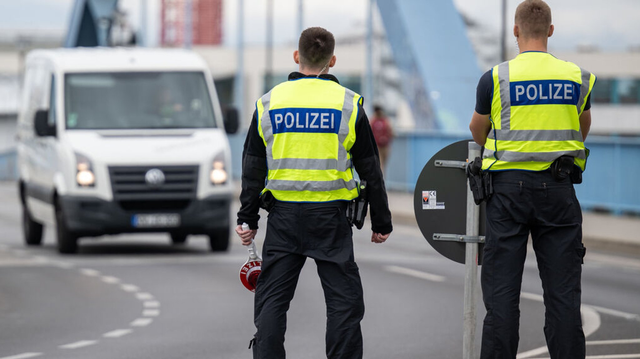 Grenzkontrolle mit zwei Polizeibeamten