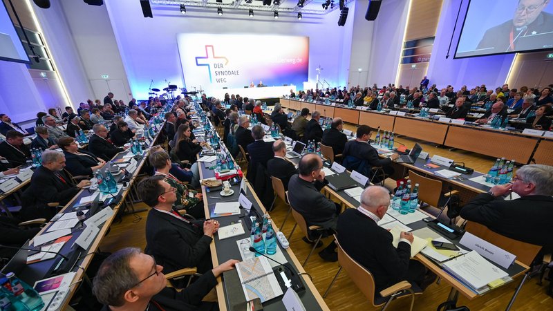 Die Synodalversammlung in Frankfurt beschloss, den Synodalen Ausschuss einzurichten. | Bild: picture alliance/dpa | Arne Dedert Die Synodalversammlung in Frankfurt beschloss, den Synodalen Ausschuss einzurichten.