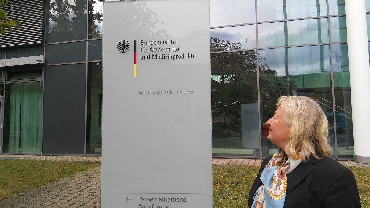 Barbara Brenner vor Amtsschild Bundesinstitut für Arzneimittel und Medizinprodukte
