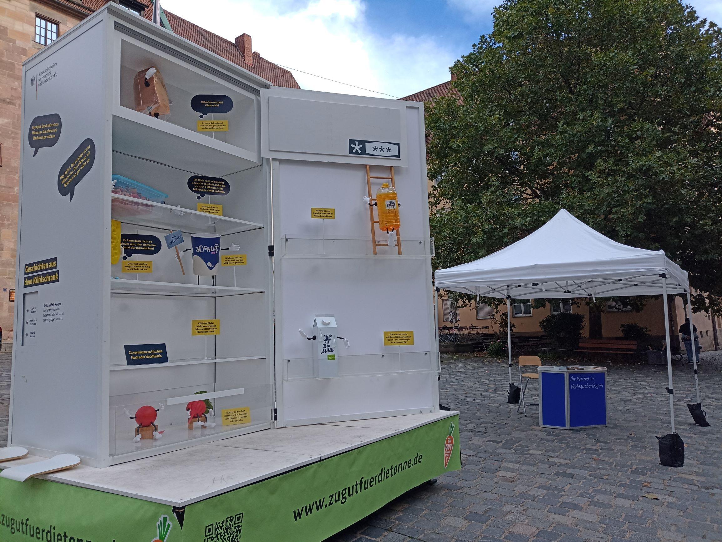 Ein vier Meter hoher Info-Kühlschrank des Bundeslandwirtschaftsministeriums auf dem Sebalder Platz in Nürnberg.