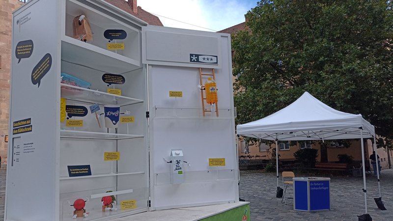 Ein vier Meter hoher Info-Kühlschrank des Bundeslandwirtschaftsministeriums auf dem Sebalder Platz in Nürnberg. | Bild: BR24/Karin Goeckel Ein vier Meter hoher Info-Kühlschrank des Bundeslandwirtschaftsministeriums auf dem Sebalder Platz in Nürnberg.