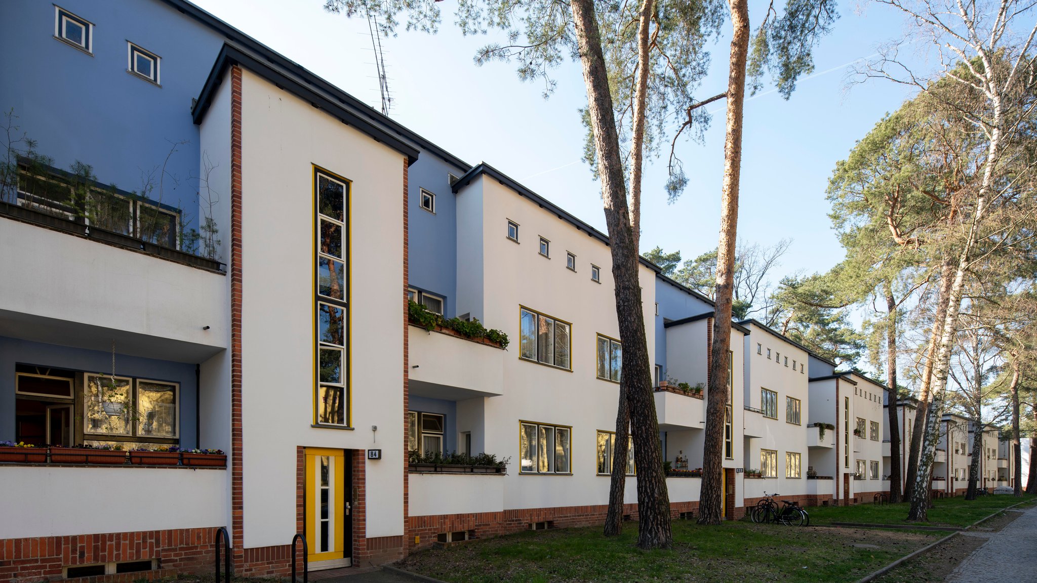 Bauhaus mit Balkon: Arbeitersiedlung in Zehlendorf | Bild: picture alliance / Bildarchiv Monheim | Florian Monheim Bauhaus mit Balkon: Arbeitersiedlung in Zehlendorf