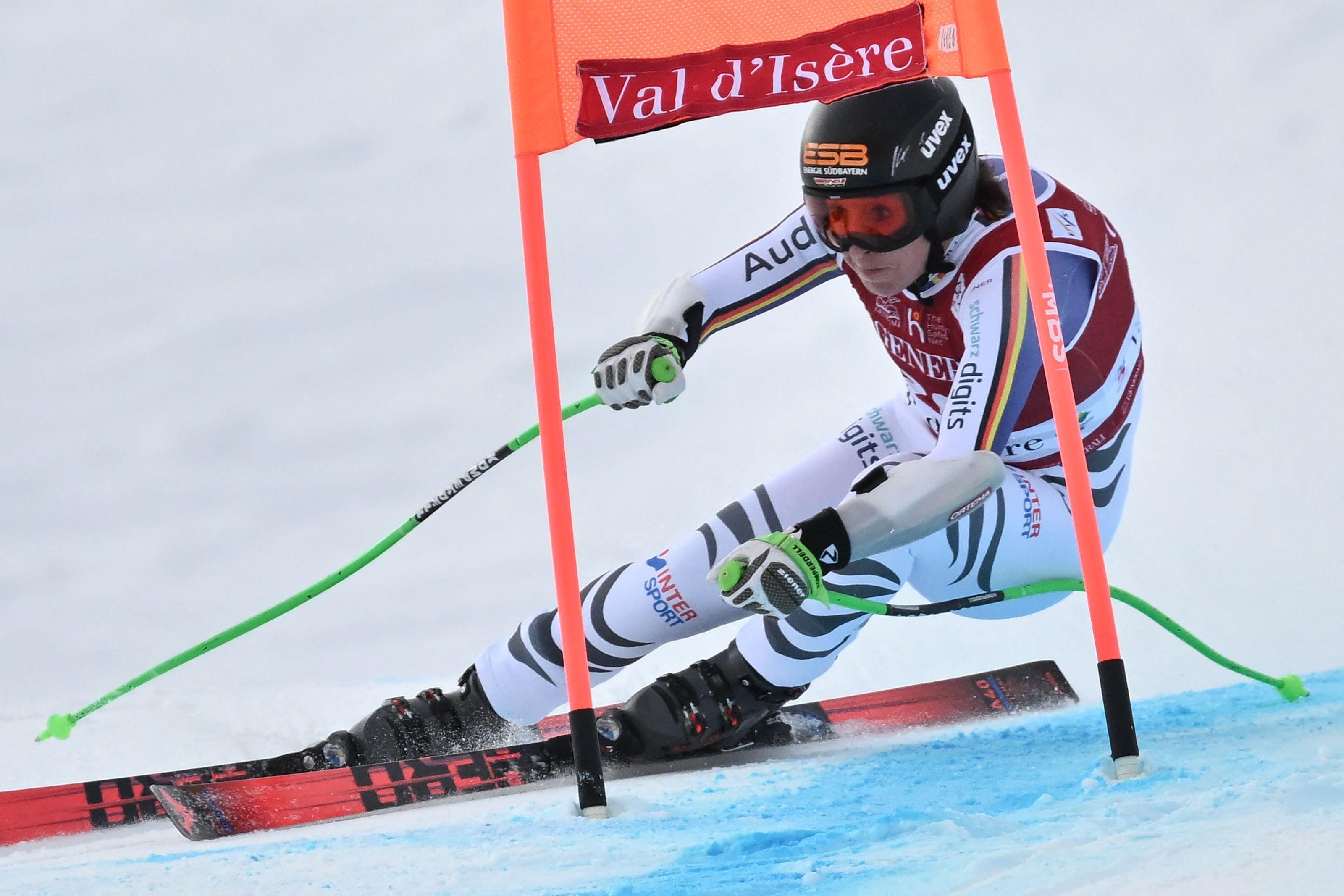dpatopbilder - 21.12.2025, Frankreich, Val-D'isère: Ski alpin: Weltcup, Super G, Frauen. Die deutsche Kira Weidle Winkelmann rast die Strecke hinunter. Foto: Jeff Pachoud/AFP/dpa +++ dpa-Bildfunk +++