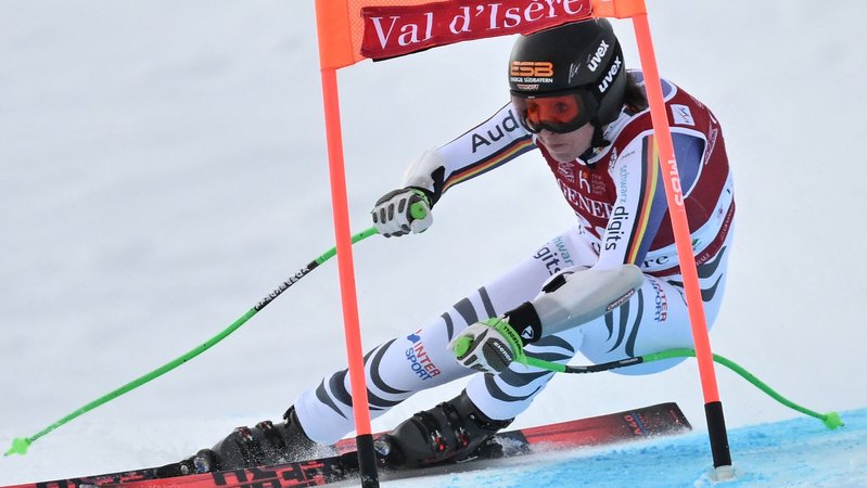 dpatopbilder - 21.12.2025, Frankreich, Val-D'isère: Ski alpin: Weltcup, Super G, Frauen. Die deutsche Kira Weidle Winkelmann rast die Strecke hinunter. Foto: Jeff Pachoud/AFP/dpa +++ dpa-Bildfunk +++ | Bild: dpa-Bildfunk/Jeff Pachoud dpatopbilder - 21.12.2025, Frankreich, Val-D'isère: Ski alpin: Weltcup, Super G, Frauen. Die deutsche Kira Weidle Winkelmann rast die Strecke hinunter. Foto: Jeff Pachoud/AFP/dpa +++ dpa-Bildfunk +++