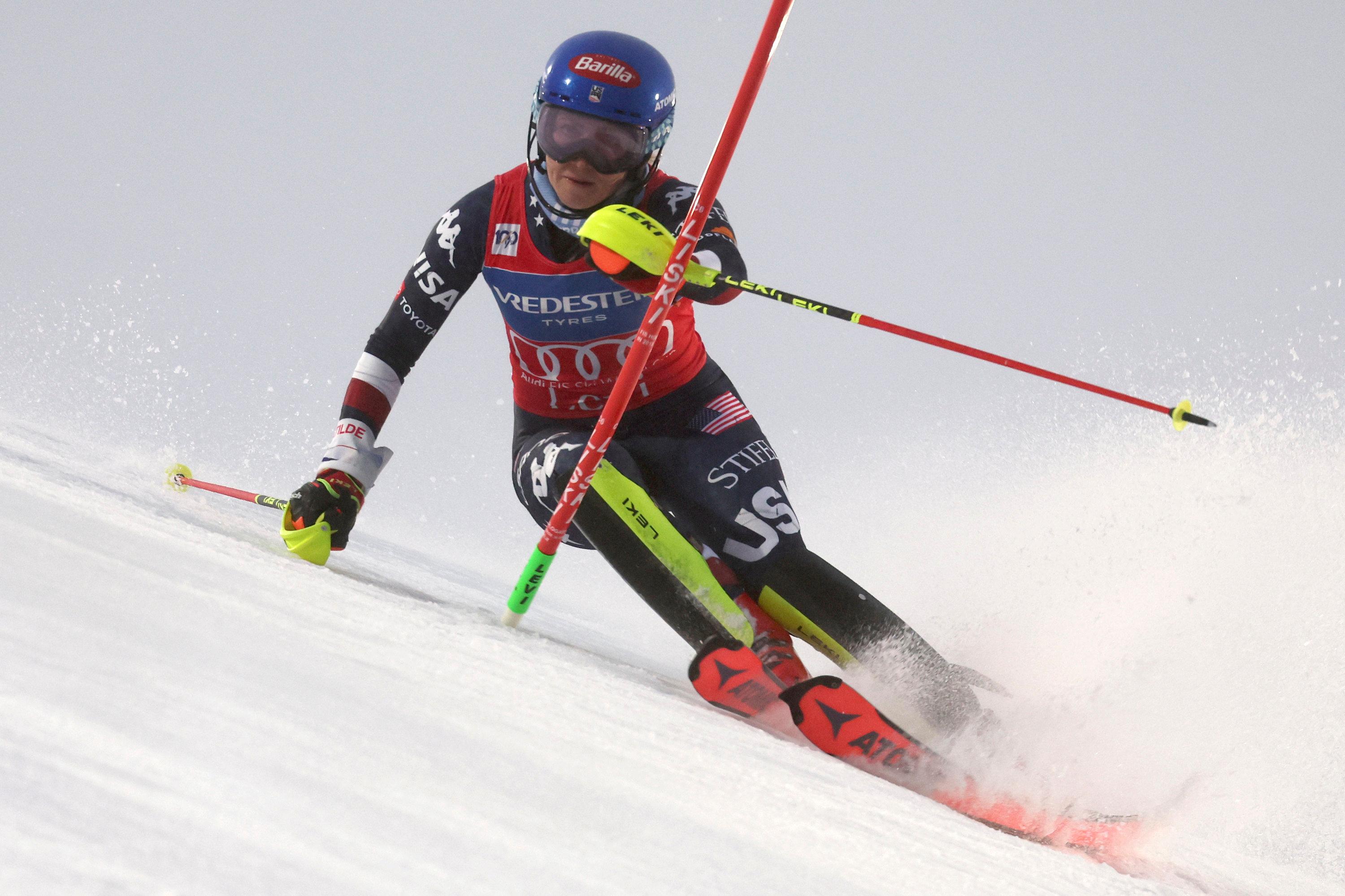 16.11.2024, Finnland, Levi: Ski alpin: Weltcup, Slalom, Damen, 1. Durchgang: Die US-Amerikanerin Mikaela Shiffrin rast die Strecke hinunter. Foto: Marco Trovati/AP/dpa +++ dpa-Bildfunk +++