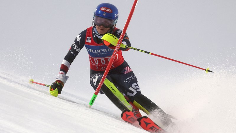 16.11.2024, Finnland, Levi: Ski alpin: Weltcup, Slalom, Damen, 1. Durchgang: Die US-Amerikanerin Mikaela Shiffrin rast die Strecke hinunter. Foto: Marco Trovati/AP/dpa +++ dpa-Bildfunk +++ | Bild: dpa-Bildfunk/Marco Trovati 16.11.2024, Finnland, Levi: Ski alpin: Weltcup, Slalom, Damen, 1. Durchgang: Die US-Amerikanerin Mikaela Shiffrin rast die Strecke hinunter. Foto: Marco Trovati/AP/dpa +++ dpa-Bildfunk +++