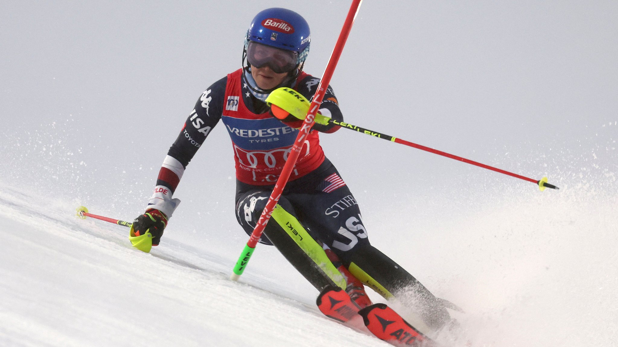 16.11.2024, Finnland, Levi: Ski alpin: Weltcup, Slalom, Damen, 1. Durchgang: Die US-Amerikanerin Mikaela Shiffrin rast die Strecke hinunter. Foto: Marco Trovati/AP/dpa +++ dpa-Bildfunk +++